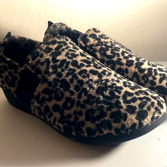 Vionic Women's Indulge Kalia Slip On House Flats Leopard Cheetah Shoes Size 6 - Picture 3 of 16